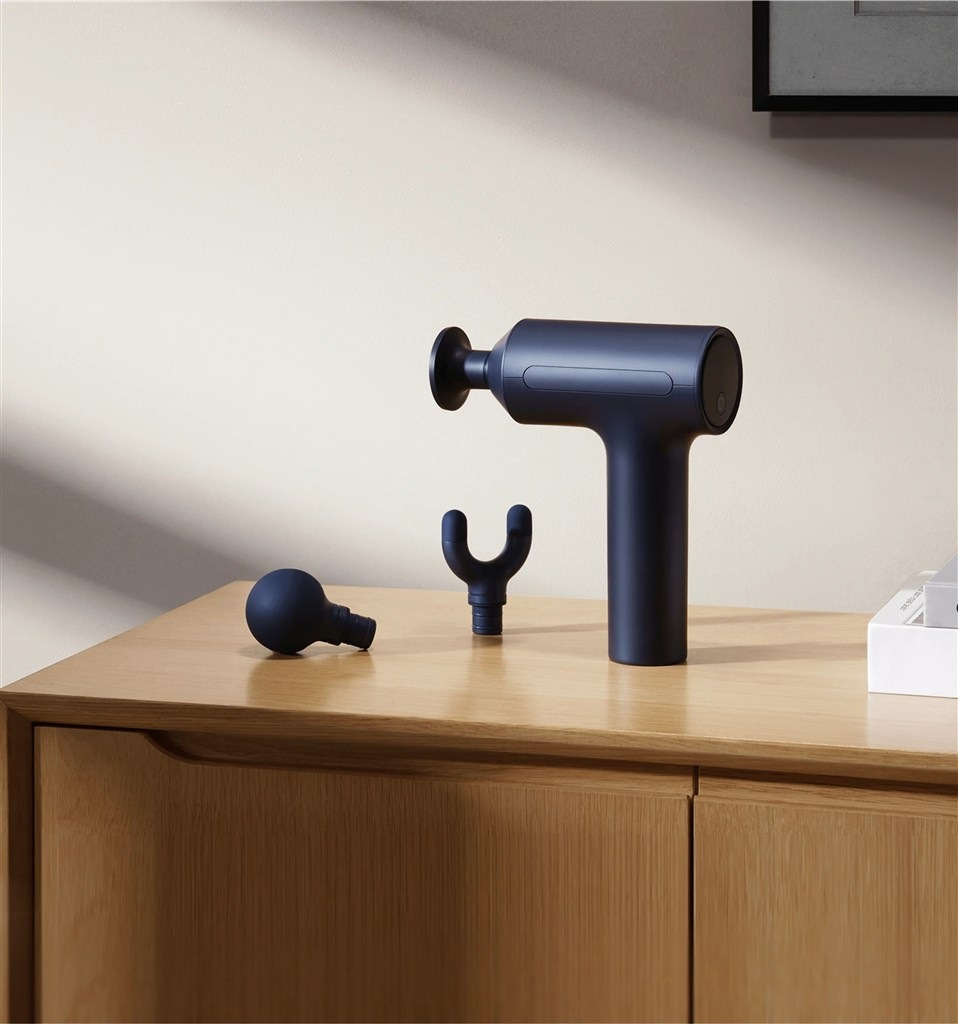 Masážna pištoľ Xiaomi Massage Gun 2 čierna Masážna pištoľ Xiaomi Massage Gun 2 v interiéri