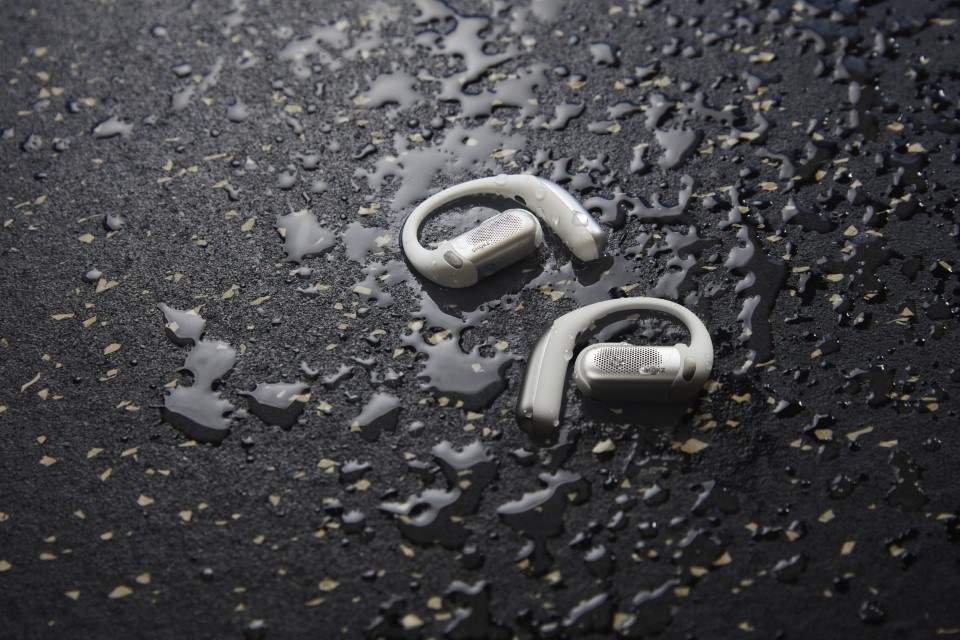 Slúchadlá Shokz OpenFit PRO, Bluetooth čierna Detail odolných slúchadiel Shokz OpenFit PRO pokropených vodou