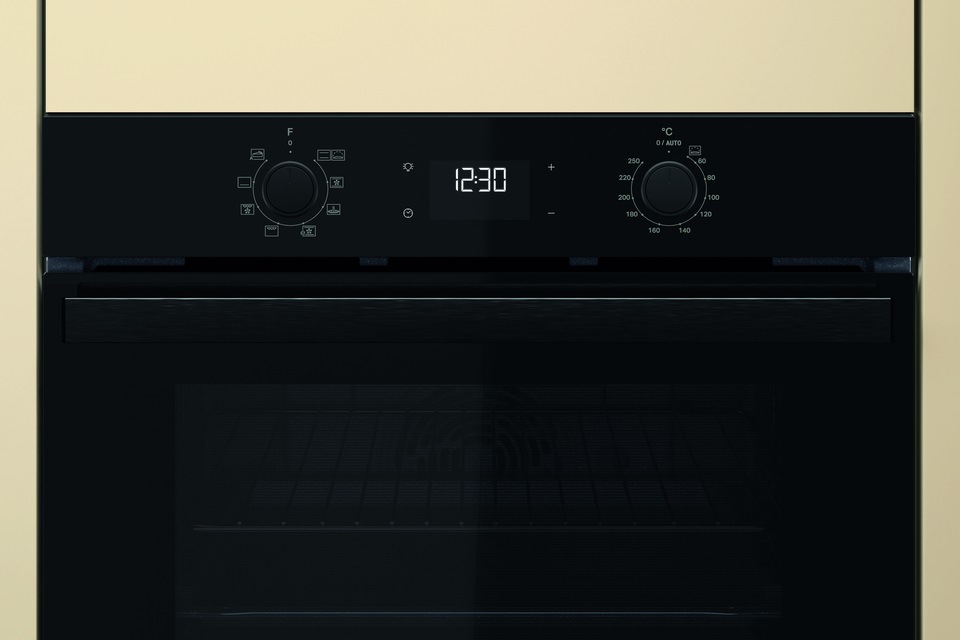 Rúra Whirlpool New Actual OMR55CU1B čierna Teplovzdušná vstavaná rúra Whirlpool OMR55CU1B, čierna, zatláčacie tlačidlá so systémom Push-Push