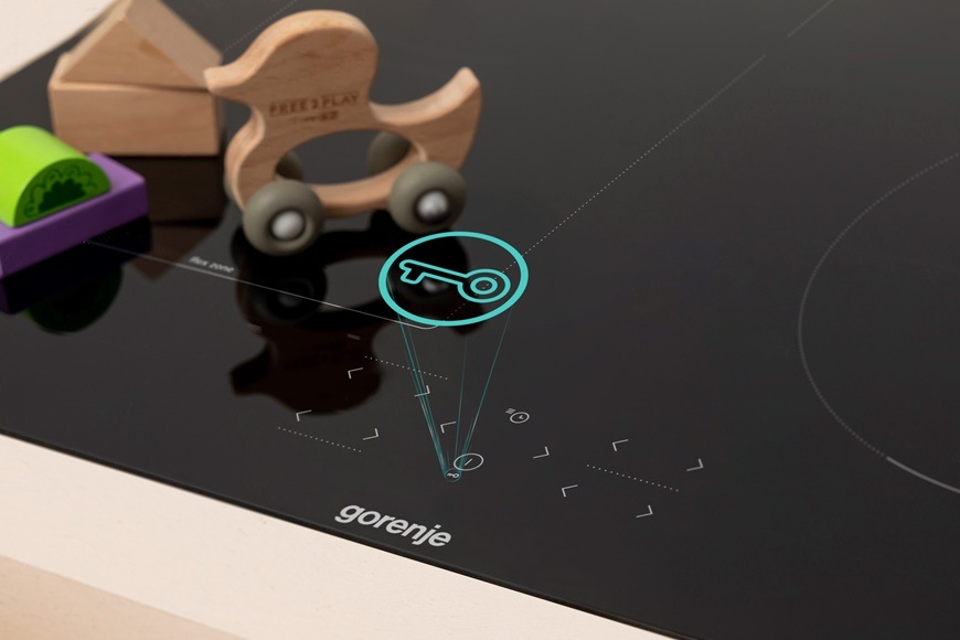 Dotykové ovládanie indukčnej varnej dosky Gorenje GI6431BFG s bezpečnostným zámkom proti deťom v modernej kuchyni.