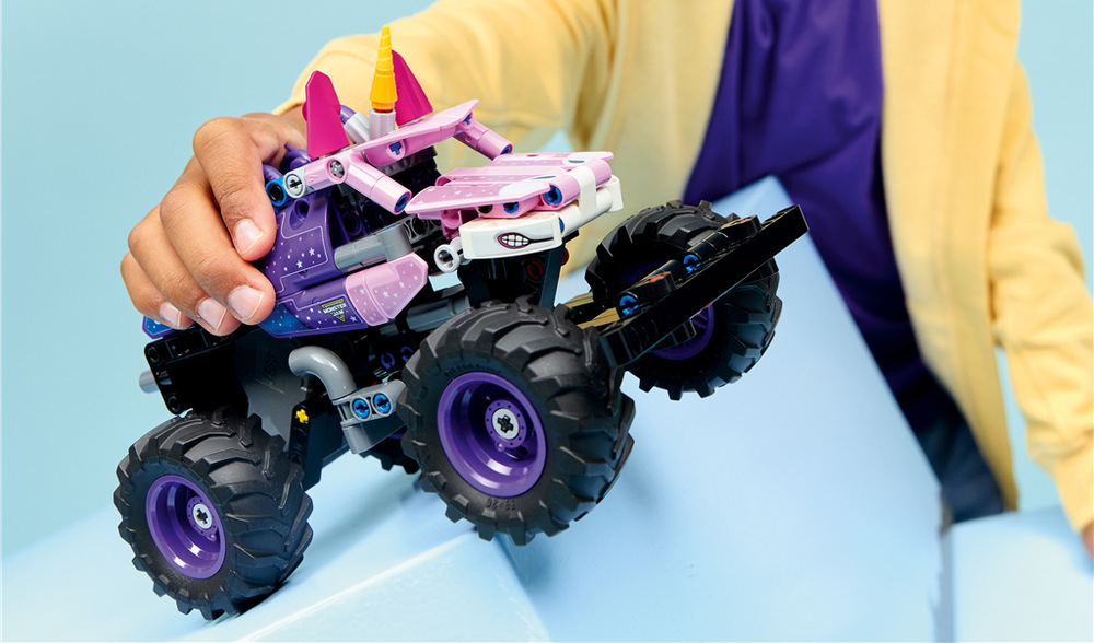 Stavebnica LEGO® Technic 42220 Monster Jam™ Sparkle Smash™ s natahovacím motorem Naťahovací motor vyšle truck po uvoľnení vpred a umožní deťom vytvárať vlastné trate, prekážky alebo závodné arény.