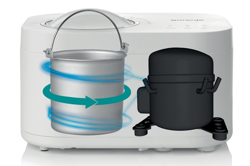 Vnútri zmrzlinovača Gorenje ICM10W je samomraziaci výrobník zmrzliny.
