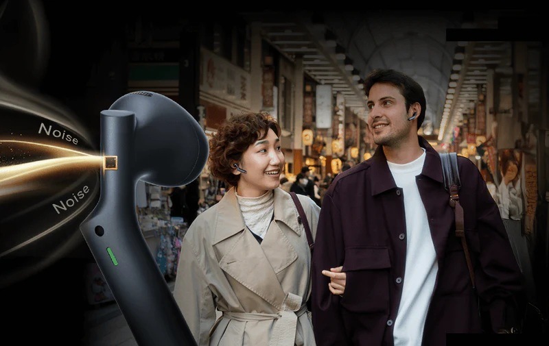 Hlasový prekladač Timekettle W4 AI zlatý Mladý pár prechádza rušnou mestskou ulicou so bezdrôtovými slúchadlami s potlačením hluku ktoré zaisťujú nerušené počúvanie aj v hlučnom prostredí.