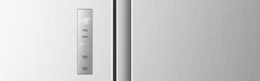 Americká chladnička Hisense RS3P558NEIC nerez Detailný záber na displej na prednej strane dverí pri americkej chladničke Hisense RS3P558NEIC