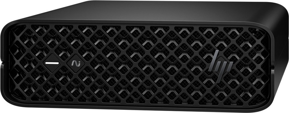 PC mini HP Z2 Mini G1i čierny Na obrázku je kompaktný stolný počítač HP Z2 Mini G1i v čiernom prevedení. Je zachytený spredu a mierne z boku, má nízke široké telo so zaoblenými rohmi a celé čelo kryje výrazná mriežka s hustým geometrickým vzorom. Vľavo sú dva malé ovládacie prvky a vpravo logo HP.