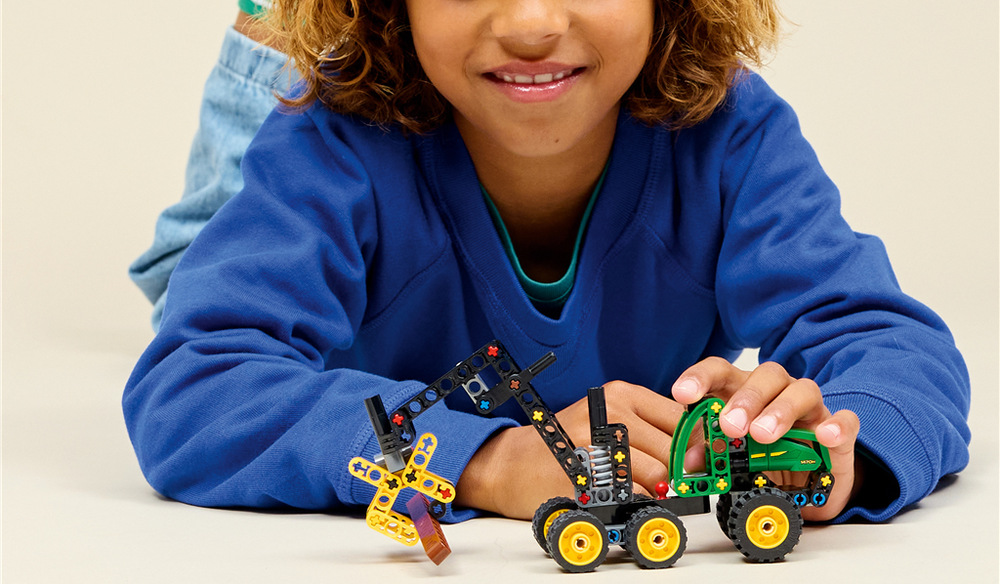 Stavebnica LEGO® Technic 42218 Kombajn John Deere 1470H Kombajn John Deere 1470H poteší malých fanúšikov veľkých strojov a ponúka dostatok funkcií pre vlastné lesné scenáre