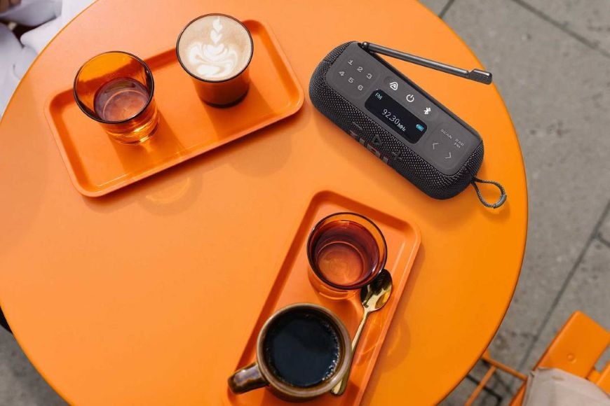 Prenosný reproduktor JBL Tuner 3 čierny Prenosný reproduktor JBL TUNER 3 na stole