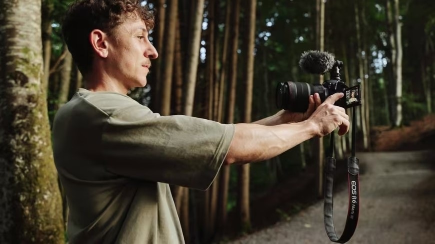 Muž vlogujúci s fotoaparátom Canon EOS R6 Mark III s vysokým rozlíšením
