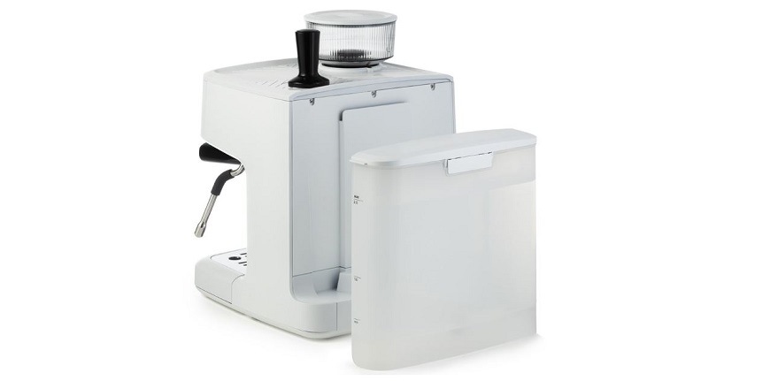 pohľad na zadnú stranu kávovaru GORENJE GSACM20W, kde je odnímateľná nádržka na vodu.