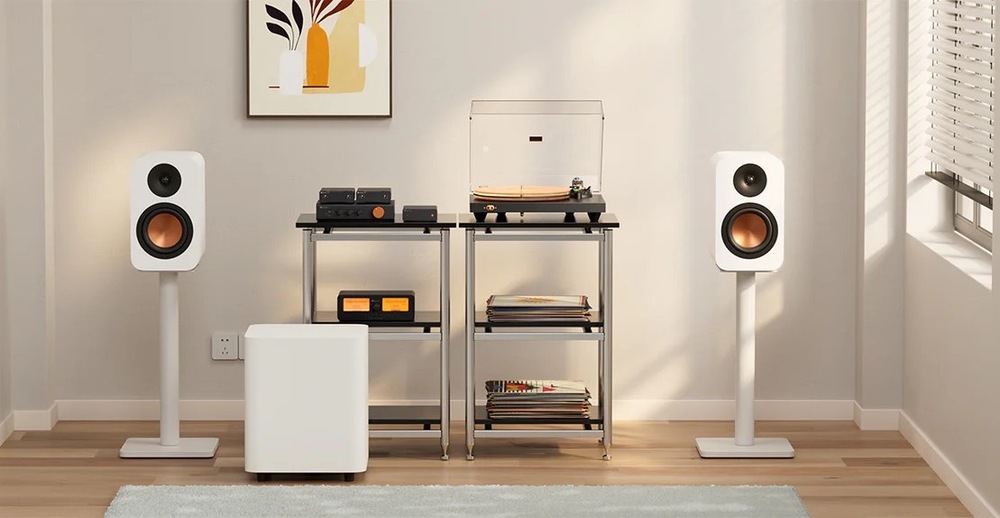 Subwoofer Fosi Audio SW10 biely Subwoofer Fosi Audio SW10 je postavený na zemi, kde jeho minimalistické prevedenie vkusne dopĺňa domácu audio zostavu.