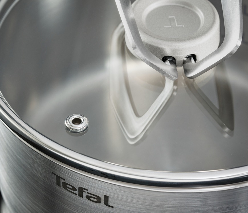 Rajnica Tefal Extreme E5292304, 18 cm nerez Kastról s pokrievkou, ktorá uľahčuje reguláciu pary.