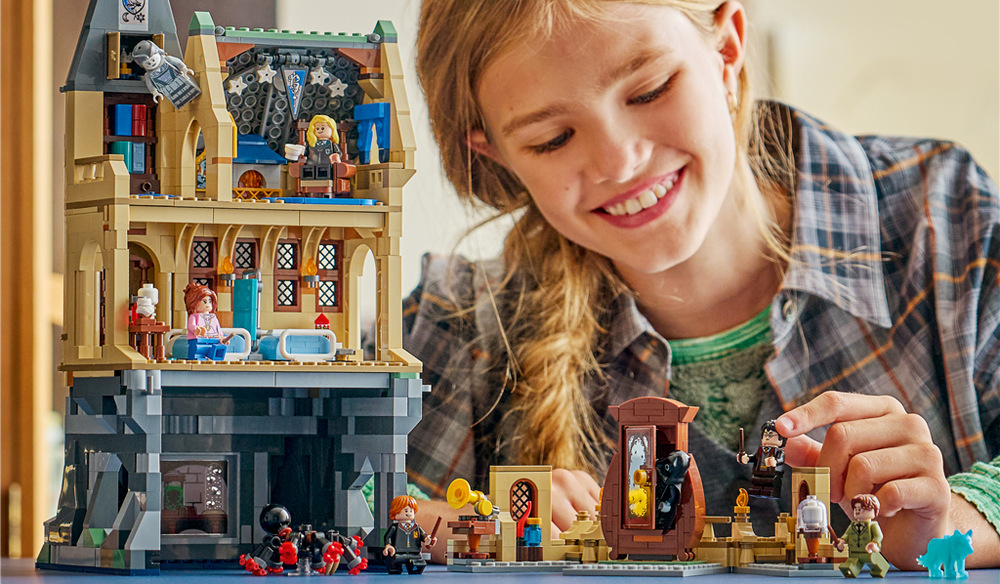 Sedem minifigúrok LEGO Harry Potter umožňuje deťom presúvať postavy medzi poschodiami a vymýšľať príbehy.