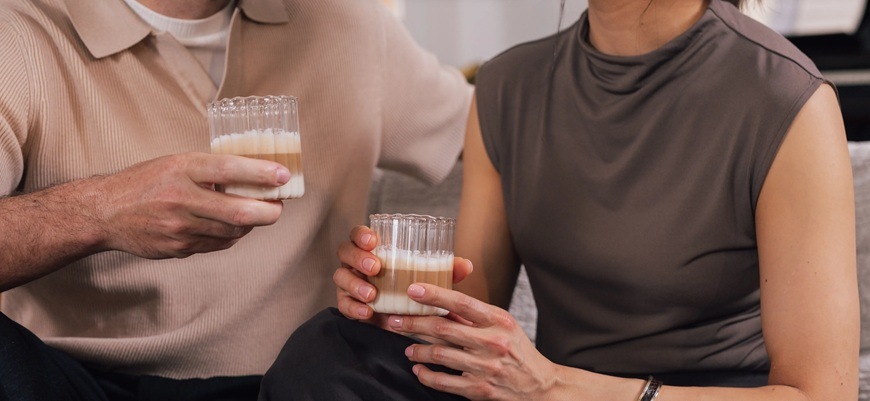 Muž a žena pijú cappuccino.