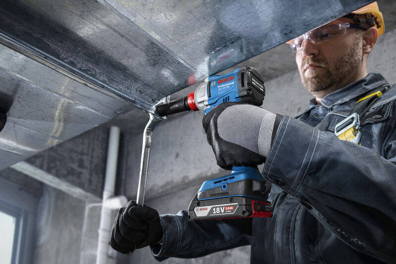 Doťahovák rázový Bosch Professional GDX 18V-285 (bez baterie) Pracovník na stavbe využíva Rázový uťahovač Bosch Professional GDX 18V-285 pre skrutky do plechu.