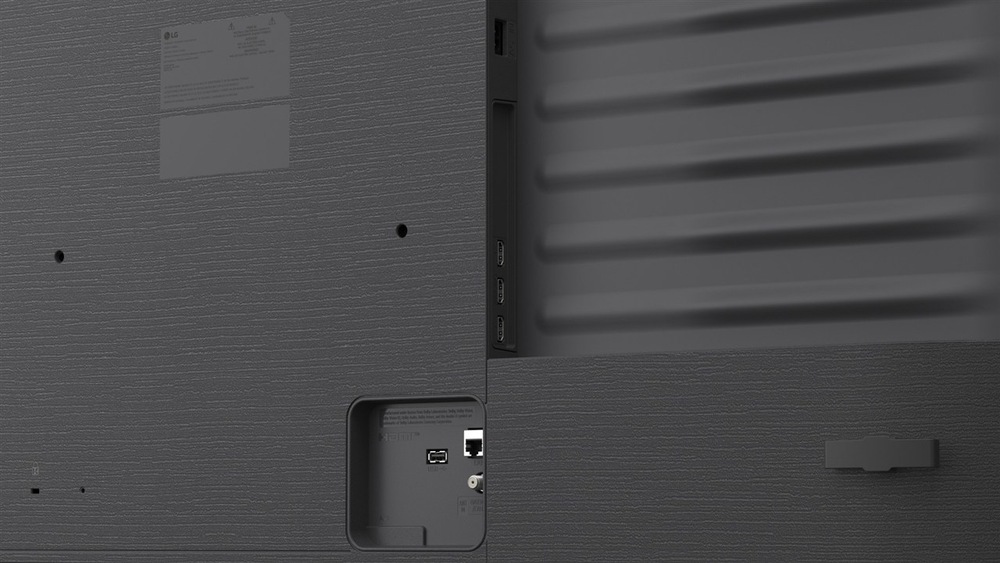 Detail zadného panelu televízie LG s USB portom.