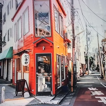 Digitálny fotoaparát Escura SnapRoll Mini viacfarebná Rohový dom v mestskej ulici vyfotený na retro fotoaparát