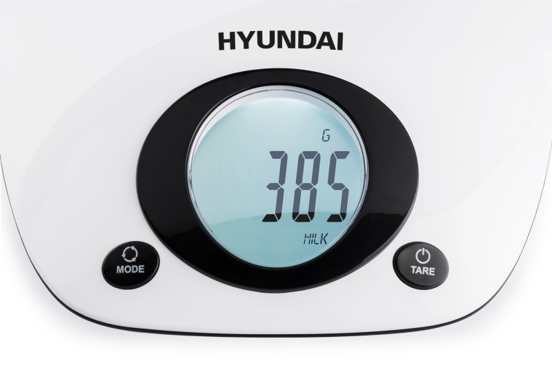 Kuchynská váha Hyundai KVE034 biela Detail na veľký LCD displej kuchynskej váhy Hyundai KVE034 ukazujúci nameranú hodnotu objemu mlieka