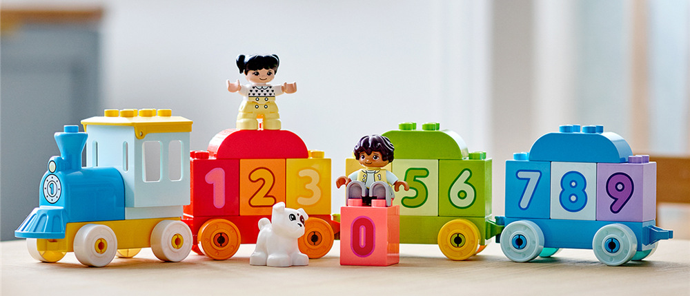 Stavebnica LEGO® DUPLO® 10954 Vláček s čísly – Učíme se počítat Desať očíslovaných kociek pomáha deťom hravou formou poznávať čísla, farby a precvičovať jemnú motoriku.