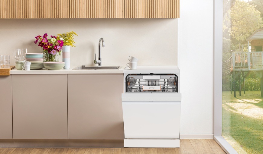 Umývačka riadu Gorenje G600 GS673A97W biela Na obrázku je umývačka Gorenje GS673A97W umiestnená v kuchyni