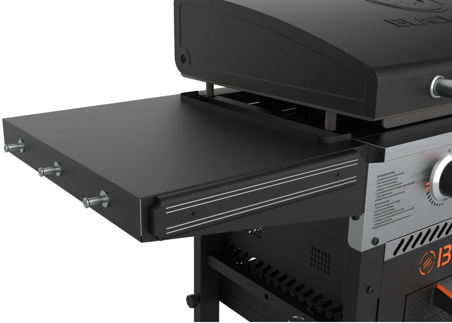 Gril záhradný plynový Blackstone 28" Griddle BS-1785 Detail výsuvného bočného stolíka s háčikmi na náradie grilu Blackstone 28".