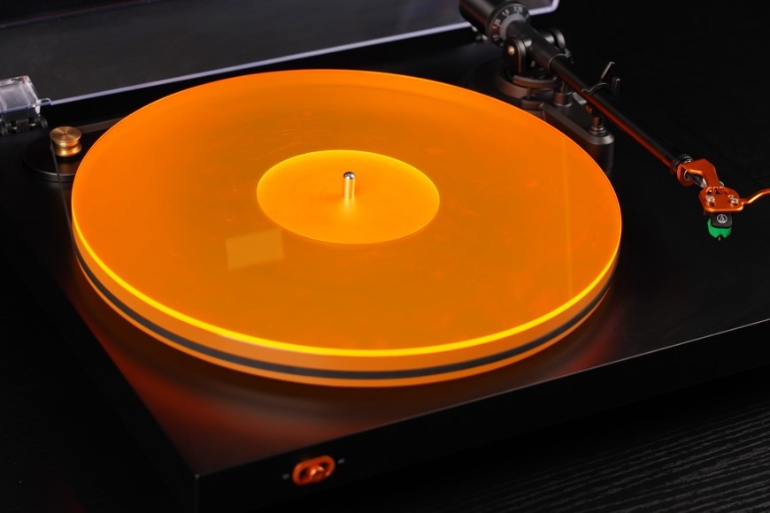 Gramofón Fosi Audio Luna 3 čierny/oranžový Detail taniera na gramofóne Fosi Audio Luna 3″ width=