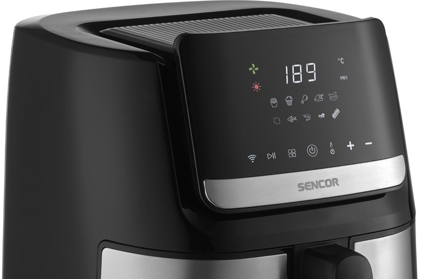 Detail teplovzdušnej fritézy Sencor SFR 6600SS-EUE3 s dotykovým LED displejom, prednastavenými programami a moderným čierno-nerezovým dizajnom pre zdravé varenie bez oleja.