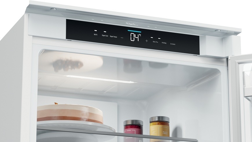 vstavaná chladnička haier EHBQW5518E a jej ovládací panel v hornej časti