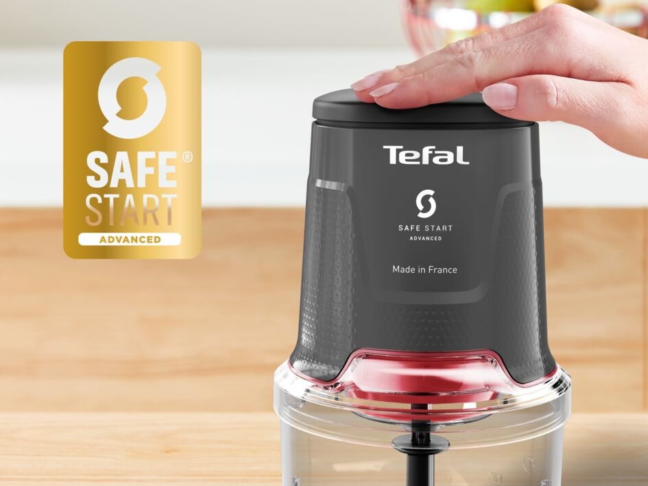 Sekáčik potravín Tefal MQ740HF0 Easy Press sivý Žena má položenú ruku na sekáčiku potravín Tefal MQ740HF0 Easy Press s technológiou Safe Start Advanced