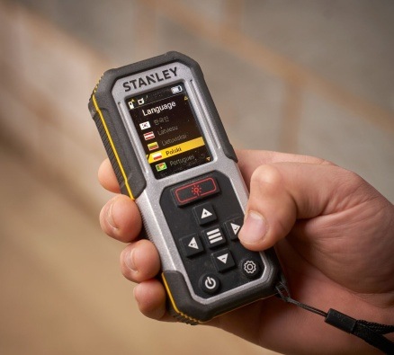 Laserový diaľkomer Stanley FatMax FMHT77050-XJ Nastavenie jazyka v menu laserového diaľkomera Stanley držaného v ruke.
