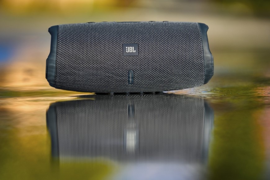 Prenosný reproduktor JBL Charge Essential 3 sivý Odraz JBL Charge Essential 3 SE na mokrej ploche symbolizuje vysokú odolnosť reproduktora proti vode