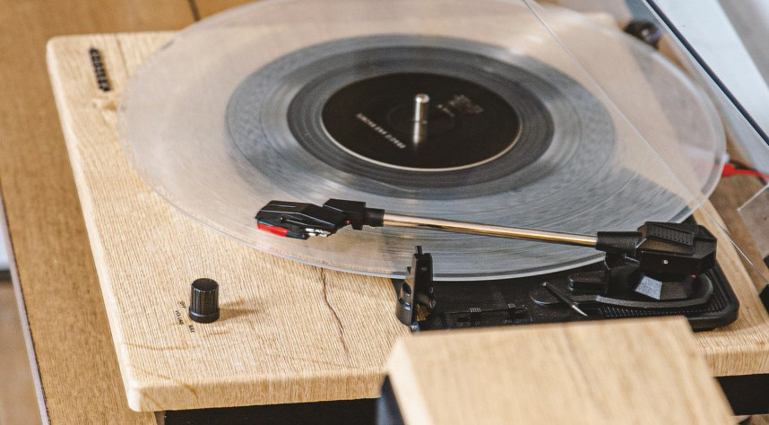Gramofón Crosley Brio hnedý Bluetooth, AUX, slúchadlá aj RCA výstup zaisťujú široké možnosti káblového aj bezdrôtového pripojenia.