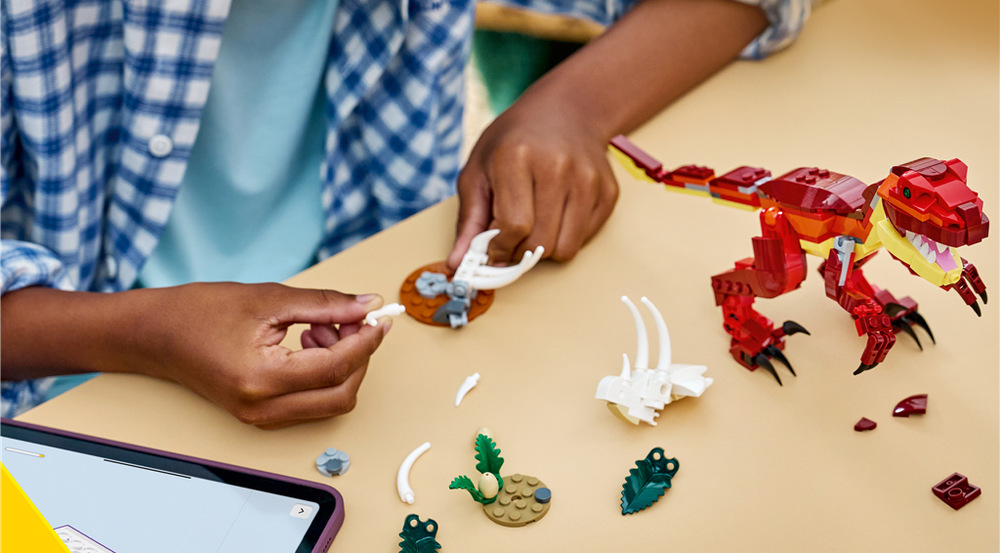 Stavebnica LEGO® Creator 3 v 1 31379 Divoký dinosaurus Velociraptora môžete prestavať na stegosaura alebo pterosaura a získať tak troch dinosaurami v jednom.