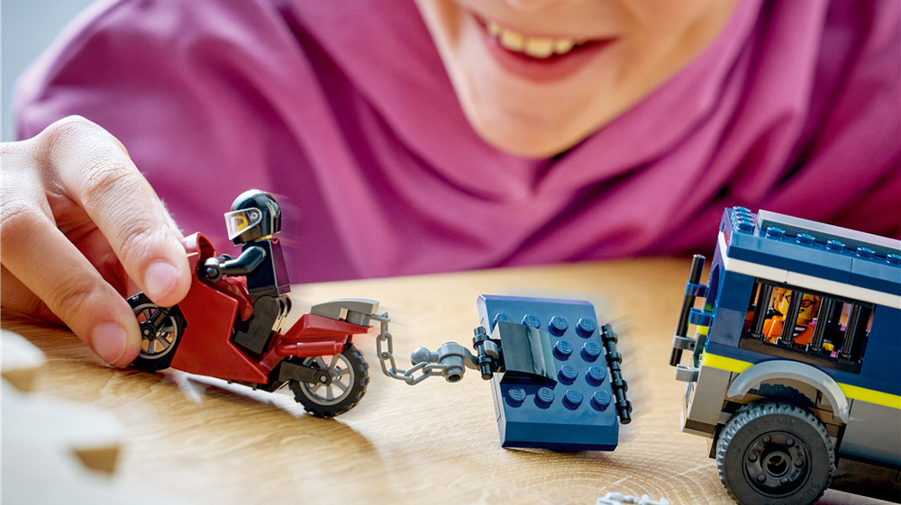 Stavebnica LEGO® City 60479 Policejní dodávka pro převoz vězňů Detailná kabína vodiča a odnímateľná väzenská cela robia z dodávky prepracovaný model pre policajné príbehy.
