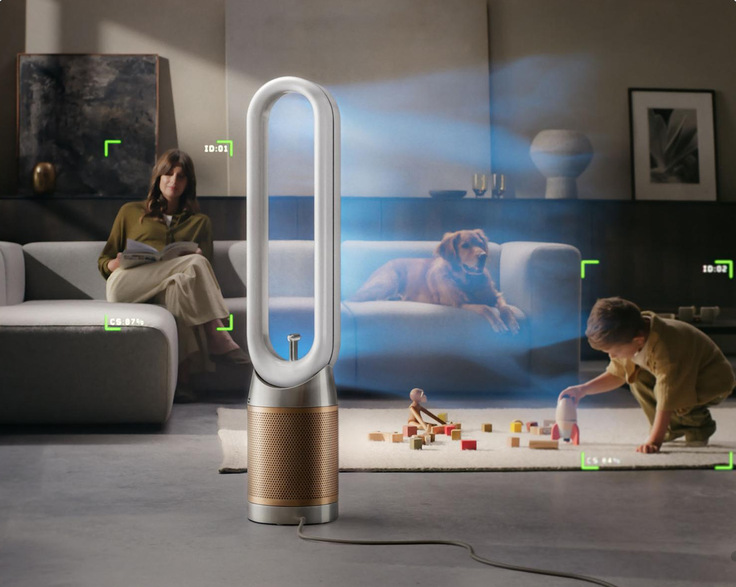 Čistička vzduchu Dyson Find+Follow™ Cool PC3 TP14 biela/zlatá Čistička vzduchu Dyson v obývacej izbe smeruje prúd vzduchu k dieťaťu, psovi a žene na gauči.