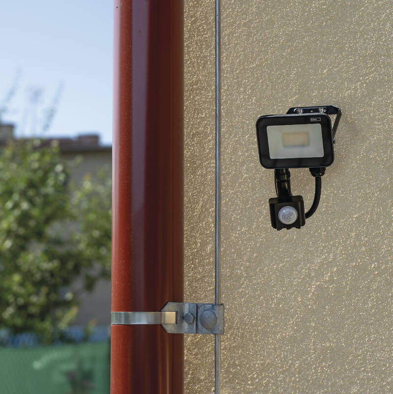 Reflektor EMOS INOVO 10W 1100LM PIR IP65 NW - čierny