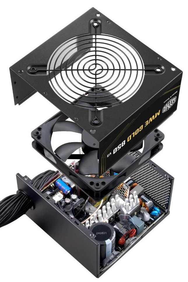 Zdroj Cooler Master MWE Gold V3 850W, 80+ Gold, ATX 3.1 čierny Na obrázku je rozložený napájací zdroj Cooler Master, pri ktorom je vidieť vnútornú konštrukciu. Horný kryt s ventilátorom je odklopený nad telom zdroja a dole sú odkryté elektronické súčiastky, chladiče, cievky a kabeláž. Obrázok ukazuje vnútorné usporiadanie zdroja a jeho chladiaci ventilátor.