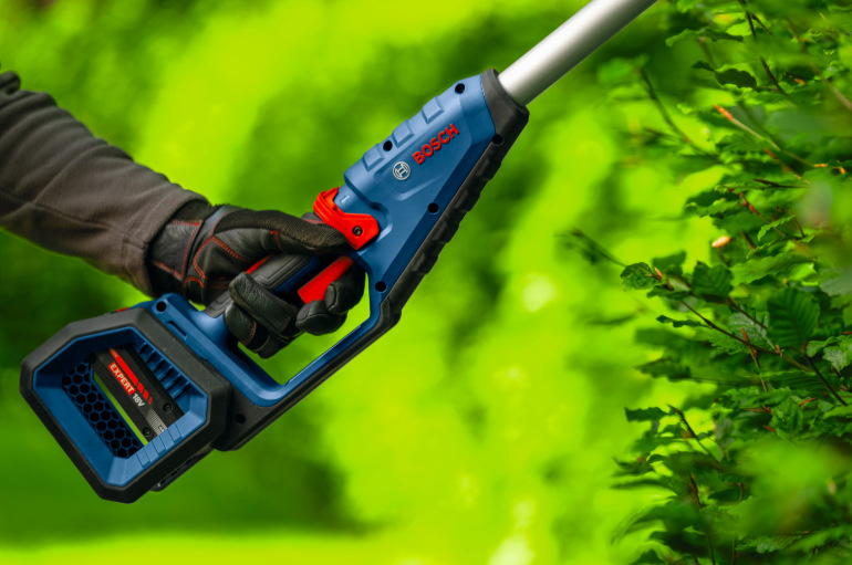 Detail rukoväte Bosch Professional GHE 18V-50FP s ovládaním a uchytením akumulátora
