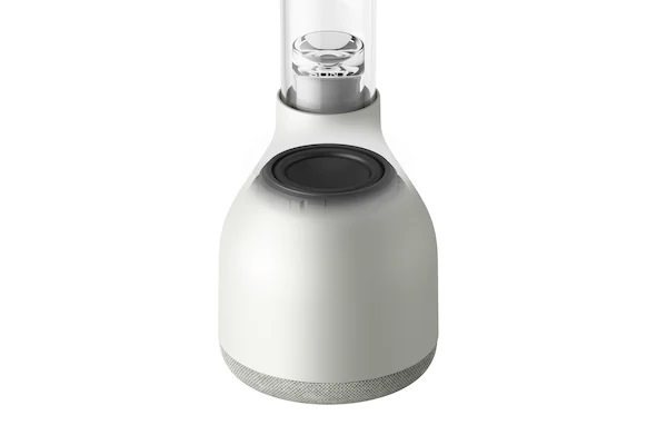 Skleněný reproduktor Sony LSPX-S3 při pohledu z boku s řezem odhalujícím výškový reproduktor, který zalije zvukem celou místnost.