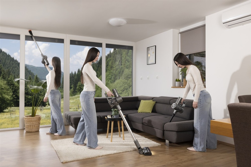 Tyčový vysávač Gorenje SVC252426FFCA FreeForce Clean InverterPower sivý Žena upratuje pomocou Tyčového vysávača Gorenje SVC252426FFCA