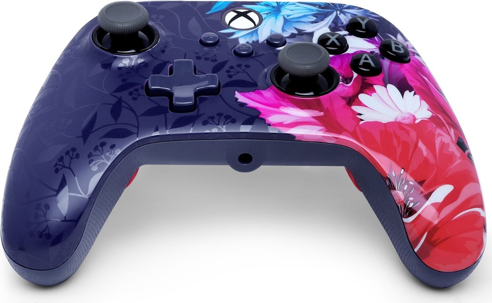 Gamepad PowerA Advantage Plus - Xbox fialový Na obrázku je spodná predná časť herného ovládača PowerA Advantage Plus. Dobre je vidieť ergonomicky tvarované rukoväte s jemne zdrsneným povrchom pre pevnejší úchop. Na hornej strane sa nachádzajú dva analógové joysticky, smerový kríž a tlačidlá A, B, X a Y. Uprostred spodnej hrany je umiestnený 3,5 mm audio konektor pre pripojenie herného headsetu alebo slúchadiel.
