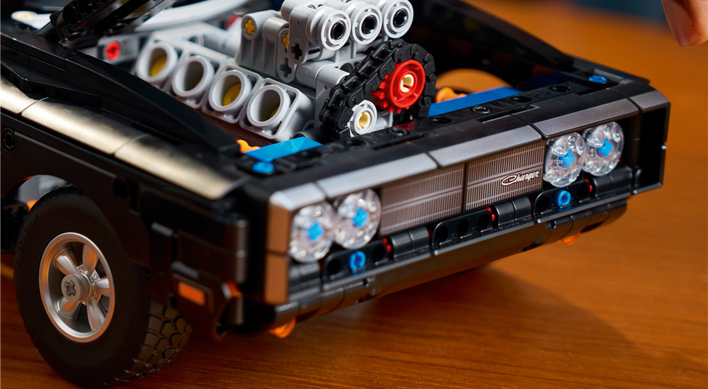 Výrazný model auta LEGO meria cez 40 cm na dĺžku a dopĺňajú ho filmové detaily vrátane dvoch fliaš NOS a hasiaceho prístroja, ktoré potešia fanúšikov Dominica Toretta aj série Rýchlo a zbesilo