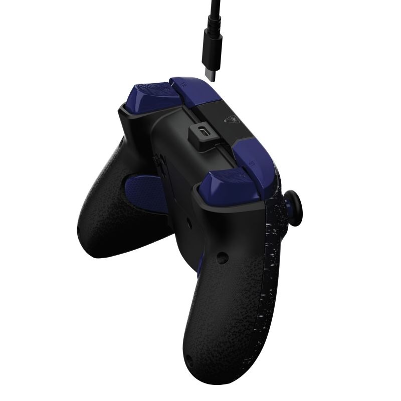 Pripojenie USB-C kábla k hernému ovládaču Turtle Beach Rematch Advanced