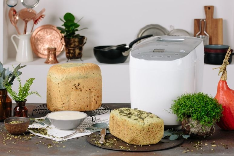 Domáca pekáreň Gorenje BM1600WG biela Domáca pekáreň Gorenje BM1600WG je umiestnená na kuchynskej linke spolu s najrôznejšími pokrmami.