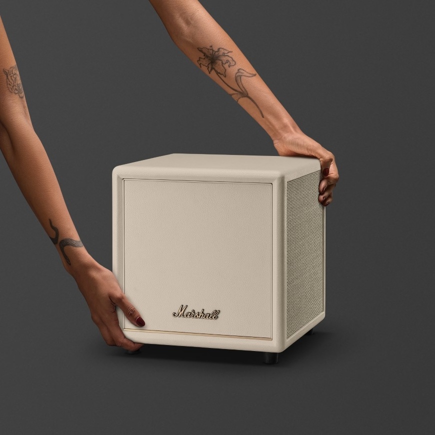 Ruky zvierajúce kompaktný subwoofer Marshall Heston 200 TV SUB