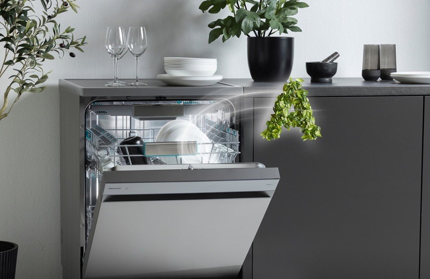 Umývačka riadu Hisense HS673A90BX čierna Umývačka Hisense má pootvorené dvierka, z ktorých uniká vodná para. Graficky je tu znázornená úsporná energetická trieda A.