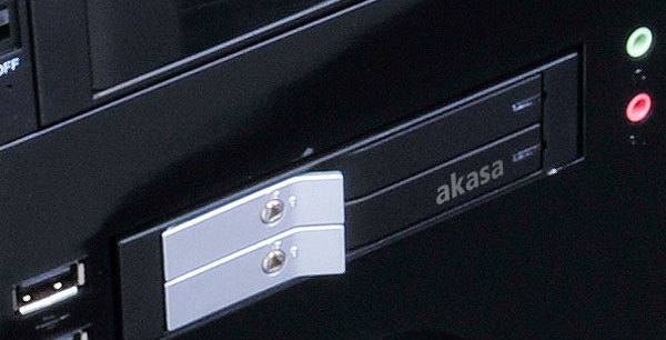 Rámček AKASA Lokstor M21 2 x 2.5" SSD/SATA HDD Dock in 3.5" PC Bay čierny Disky vo vnútri docku AKASA Lokstor M21 2 x 2.5" SSD/SATA HDD Dock in 3.5" PC Bay je možné vymeniť ľahko a rýchlo aj bez použitia náradia