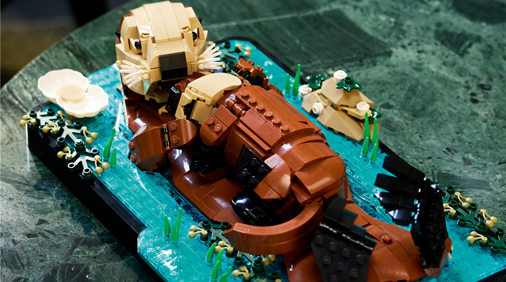 Stavebnica LEGO® Ideas 21366 Plavající mořské vydry Prepracované vydrá cez 30 cm sa hodia dospelým staviteľom a potešia aj ako darček pre milovníkov mora.