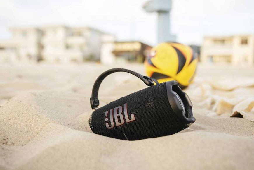 Prenosný reproduktor JBL Charge 6 modrý JBL Charge 6 je odolný voči prachu aj vode, takže ho pokojne môžete vziať aj na pláž
