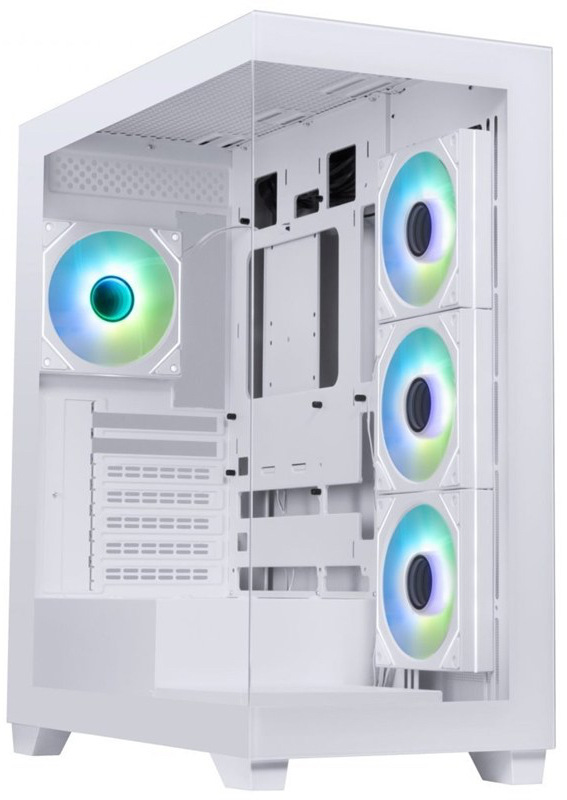 Na fotke je biela PC skriňa BitFenix ​​CETO/CETO Cube z pohľadu cez ľavý predný bok. Skriňa má „panoramatické“ presklenie – priehľadné čelo a ľavá bočnica z tvrdeného skla, takže je vidieť dovnútra. ARGB ventilátory svietia na pravom boku (vnútorné bočné pozície) a jeden je vidieť aj vzadu, takže podsvietenie vytvára výrazný svetelný efekt aj pri pohľade z rohu skrine.