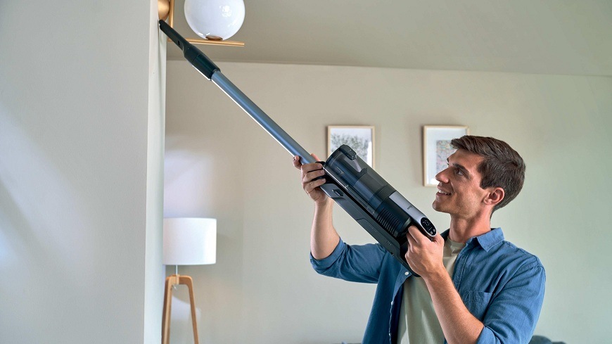 Tyčový vysávač Hoover HF310H 011 čierny/svetlo šedá muž používa Tyčový vysávač Hoover HF310H 011 v ručnej verzii s so štrbinovou hubicou